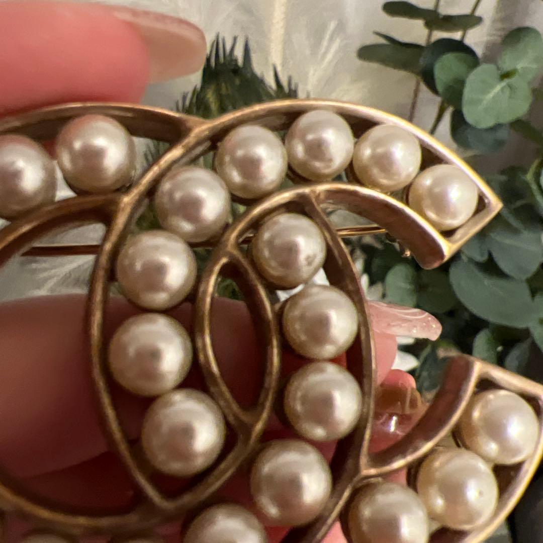 CHANEL パール付きロゴブローチ