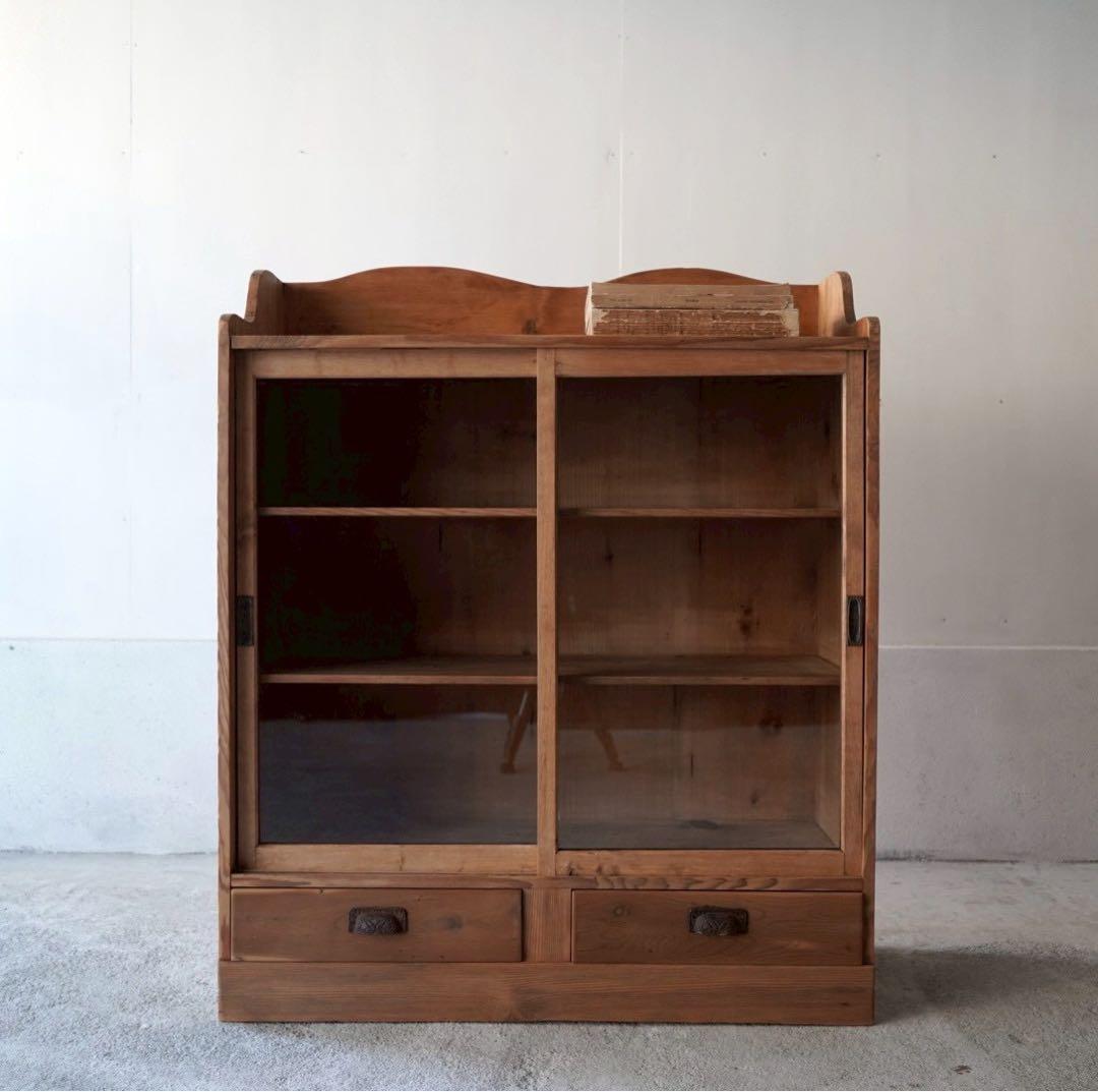 ガラス引戸のキャビネット