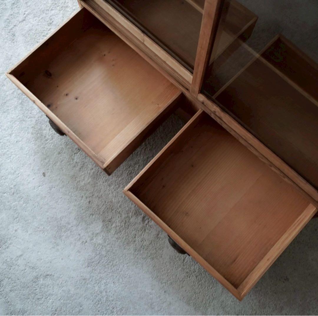 ガラス引戸のキャビネット