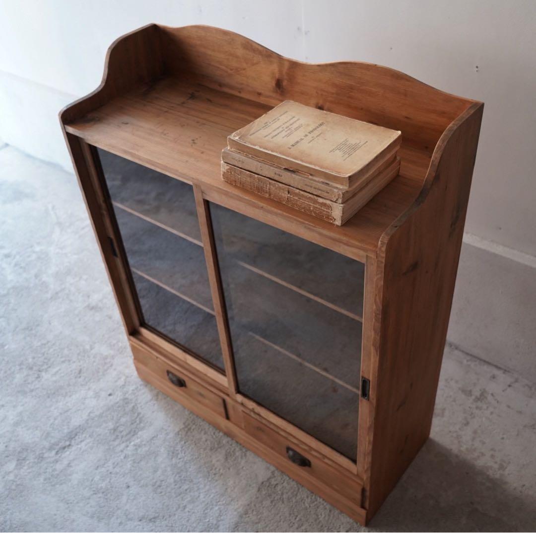 ガラス引戸のキャビネット