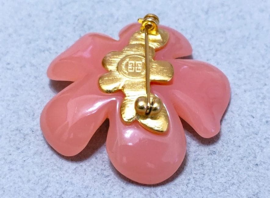 ジバンシー　ピンク花型ブローチ　40589