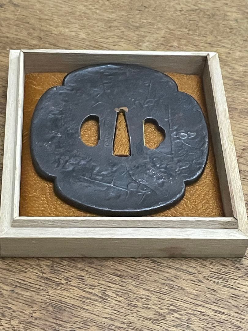 鍔　鉄地　信家の銘有り　大鍔