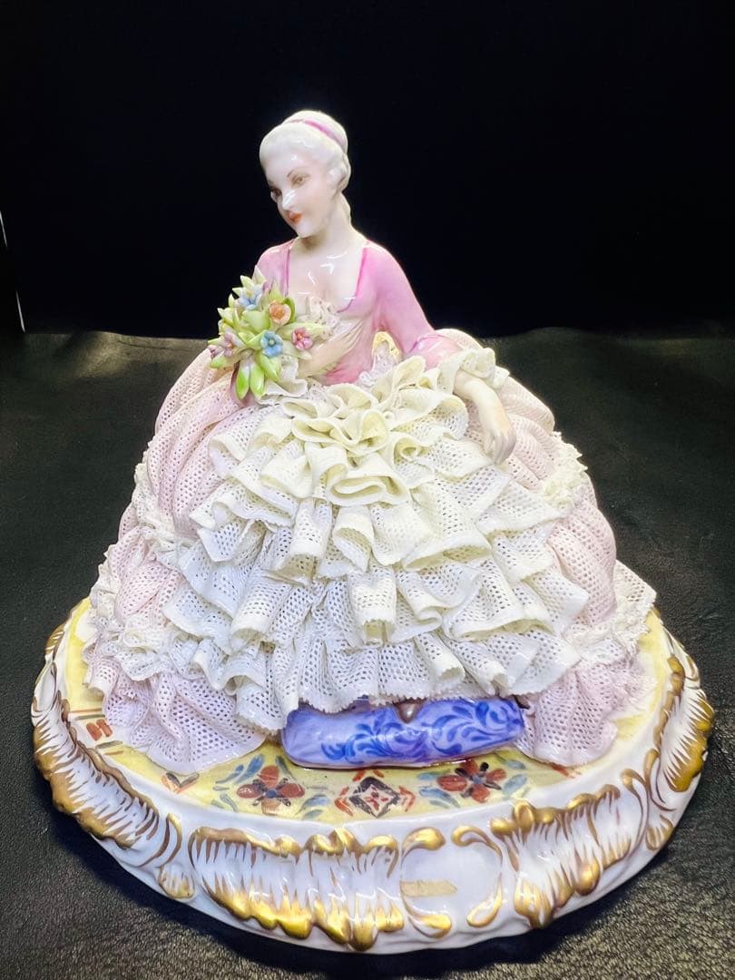 陶器製女性フィギュリン ピンクと白