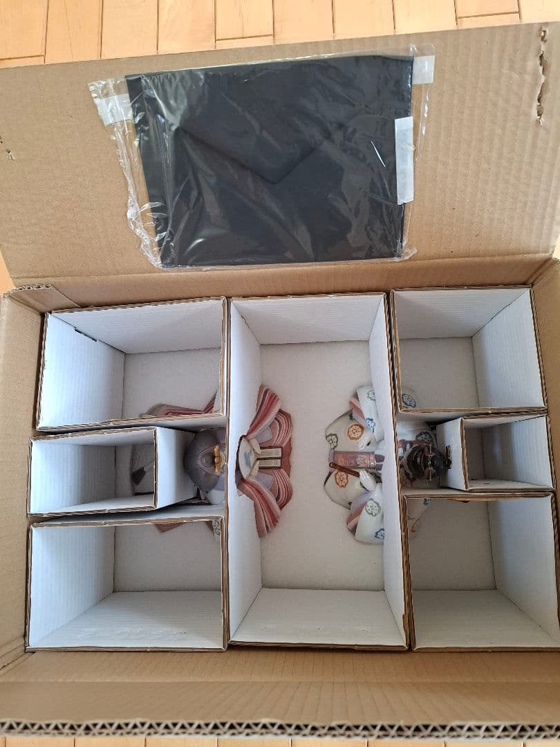 リヤドロ　親王飾り　花紋様