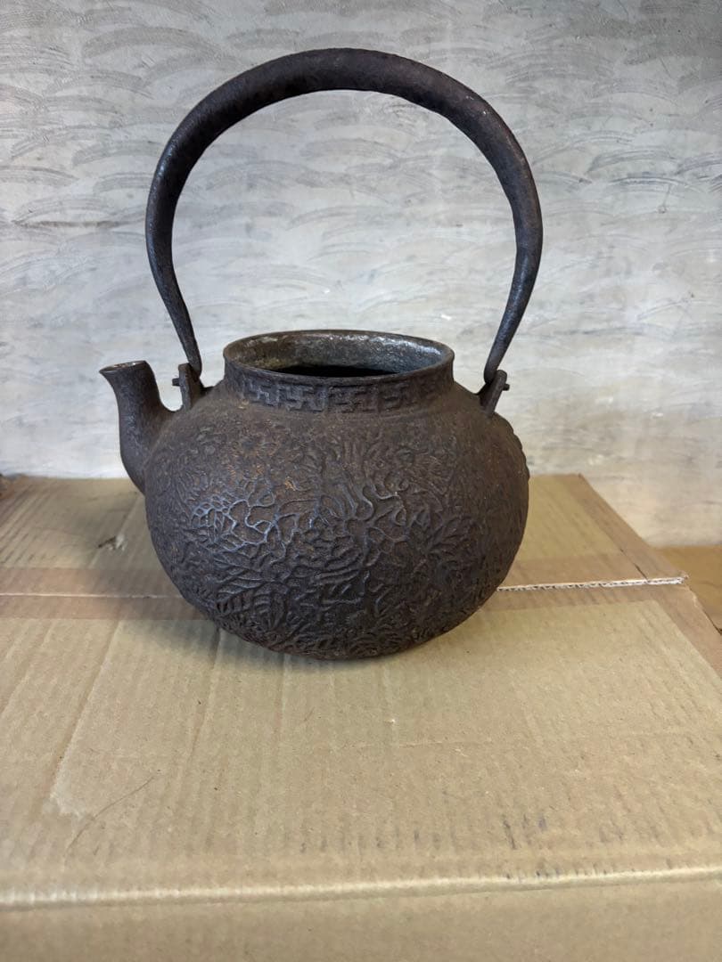 鋳鉄製浮彫り丸型鉄瓶　龍文堂蓋無し