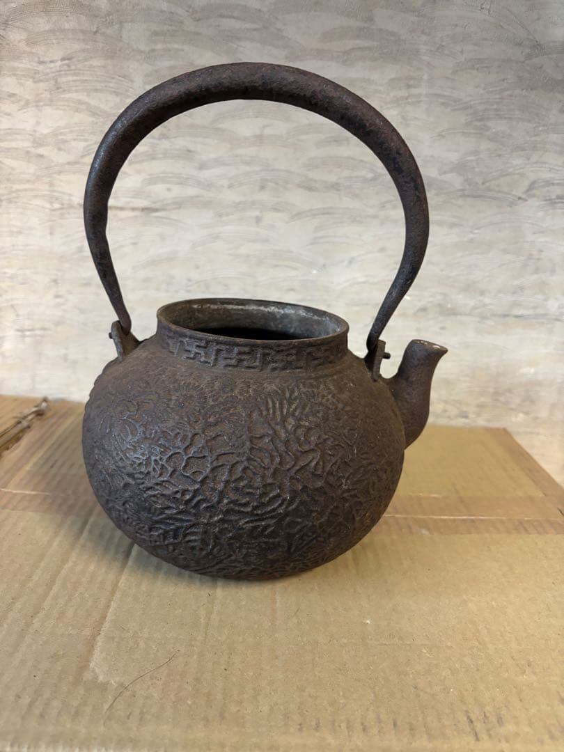 鋳鉄製浮彫り丸型鉄瓶　龍文堂蓋無し