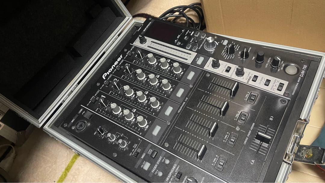 早い者勝ち　Pioneer DJミキサー DJM-750 ハードケース付