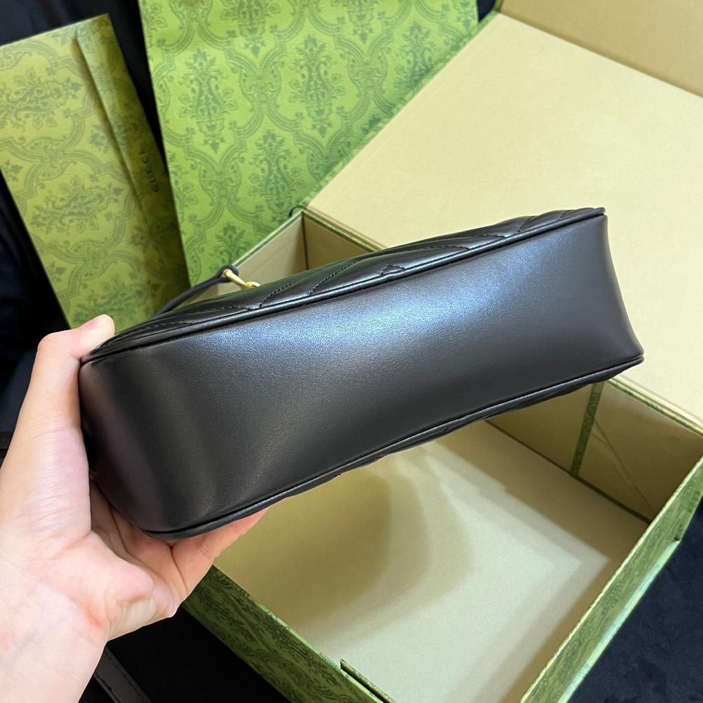 ブラックレザーショルダーバッグ