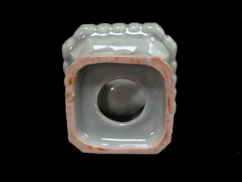 三田青磁　陽刻　花の図　盃台　C748AS-CGq