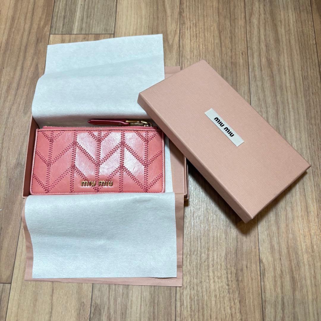 【にゃん】MIUMIU ミュウミュウ フラグメントケース