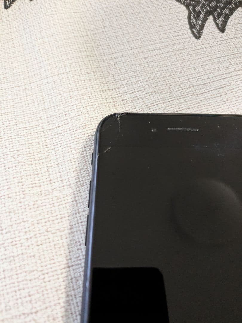 iPhone SE第2世代(SE2)ブラック　128GB　少々画面割れあり