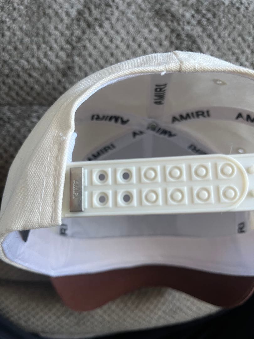 ほ*様 AMIRI ロゴ刺繍 キャップ ホワイト/ブラウン