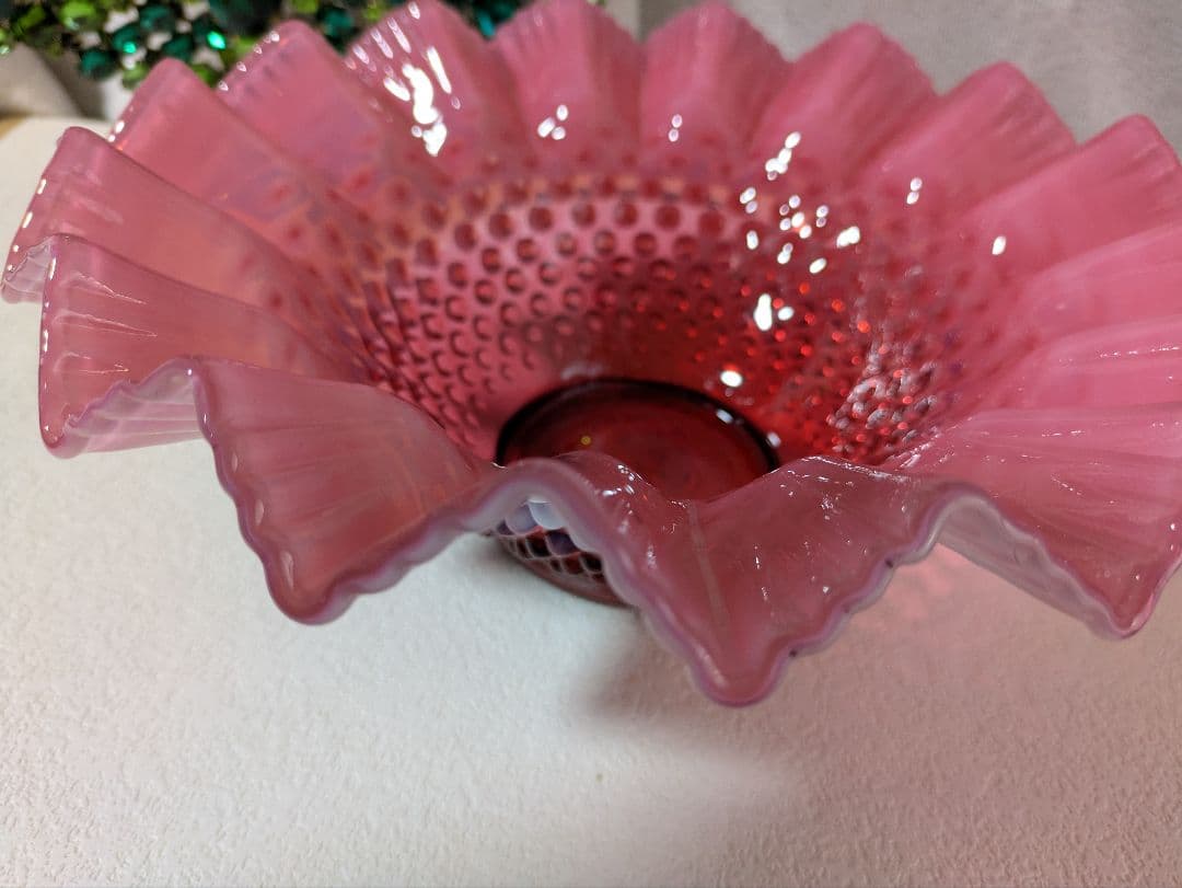 フェントン　クランベリーホブネイルオパルセント　フリルエッジ　ラージガラスボウル