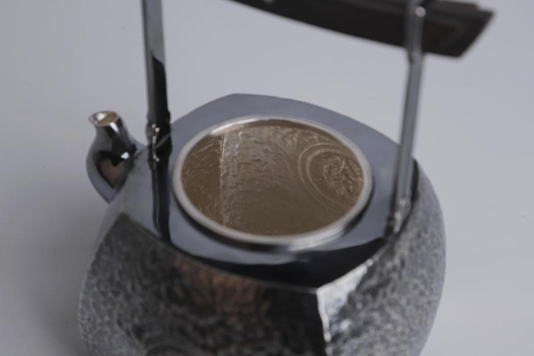 純銀製 舞う饕餮紋 四方湯沸 銀瓶 煎茶道具