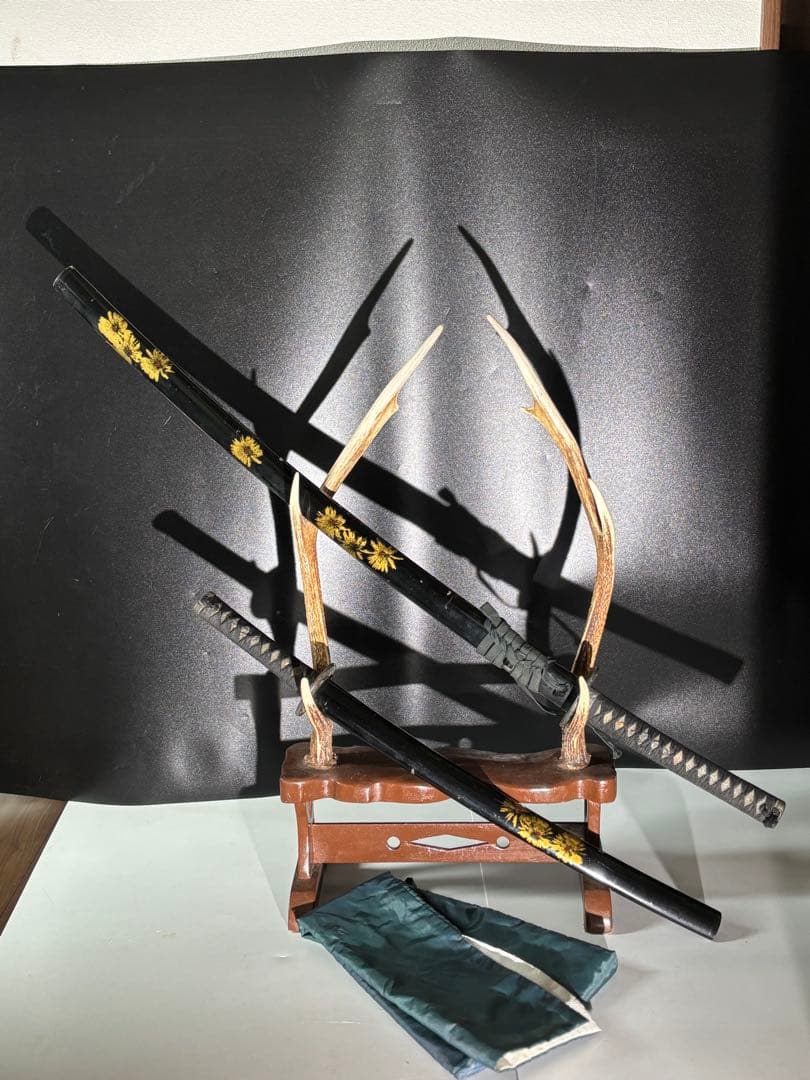 模造刀2本セット 黒地に花の装飾