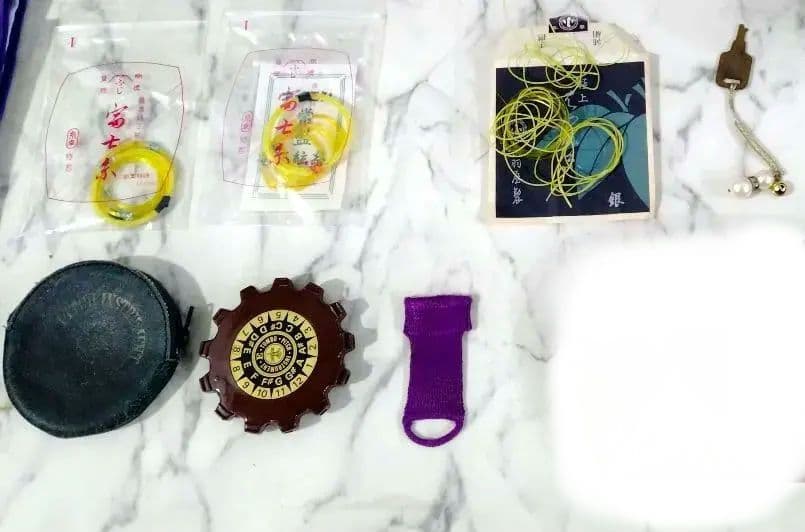 弦楽器 三味線 ハードケース付 調子笛、弦など付属（S1-2）