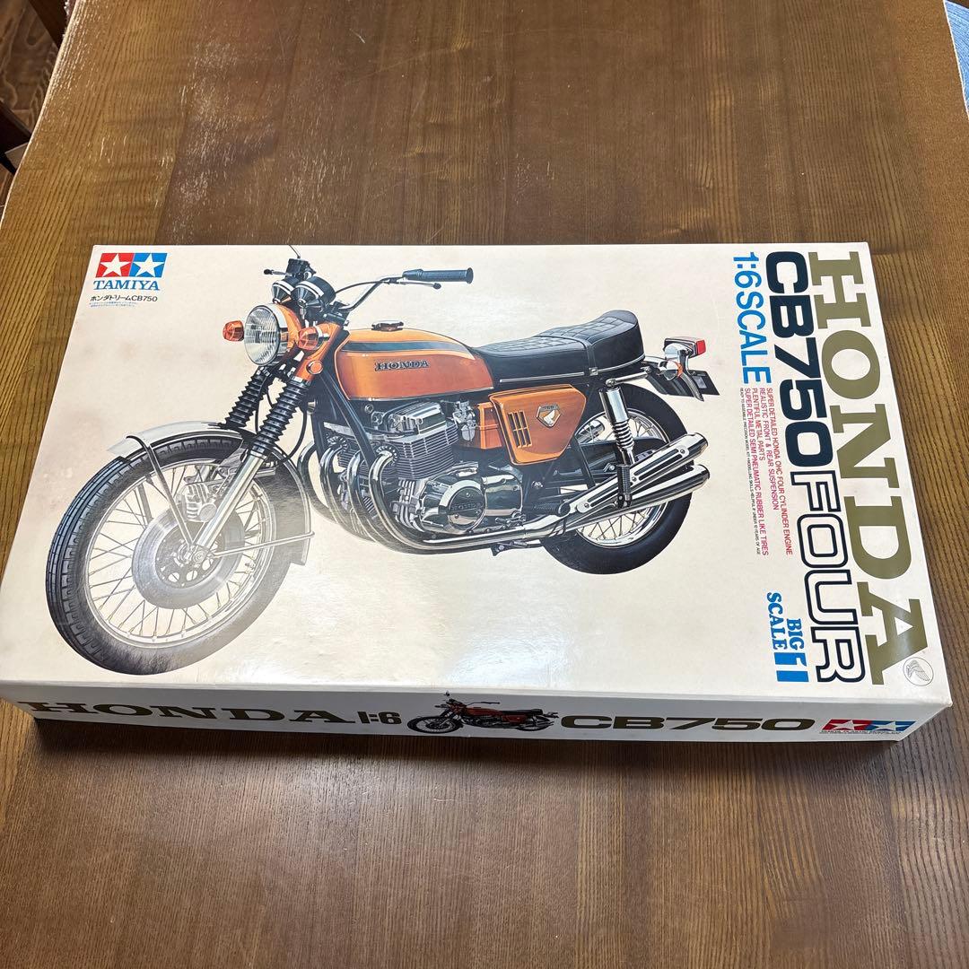 タミヤ　オートバイ　プラモデル　1/6 ホンダ　　ドリーム　CB750 FOUR
