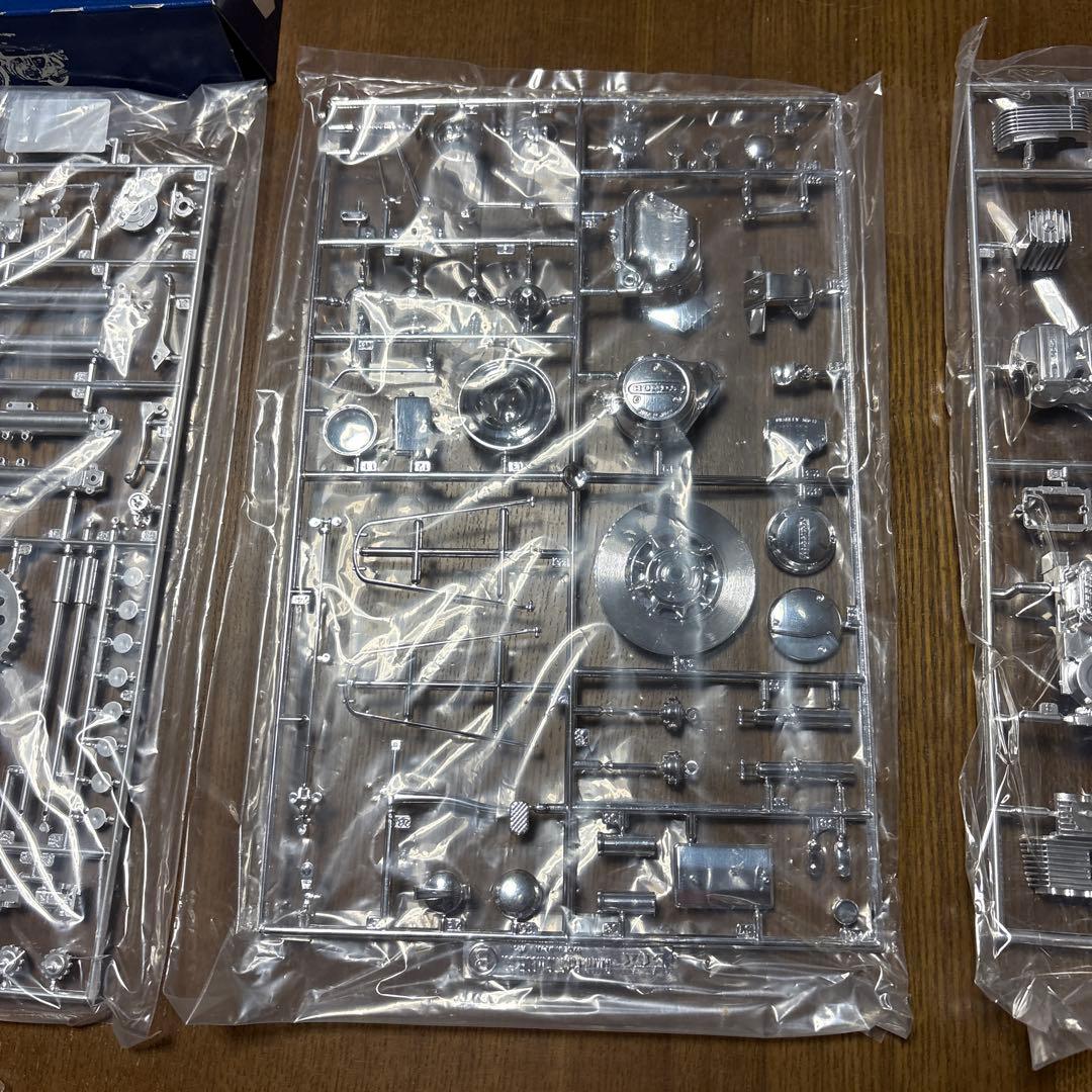 タミヤ　オートバイ　プラモデル　1/6 ホンダ　　ドリーム　CB750 FOUR