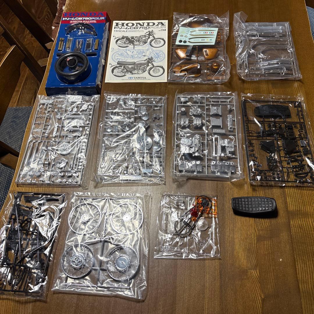 タミヤ　オートバイ　プラモデル　1/6 ホンダ　　ドリーム　CB750 FOUR