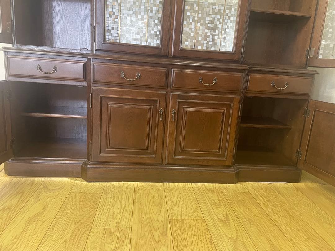 木製キャビネット ガラス扉 照明付き