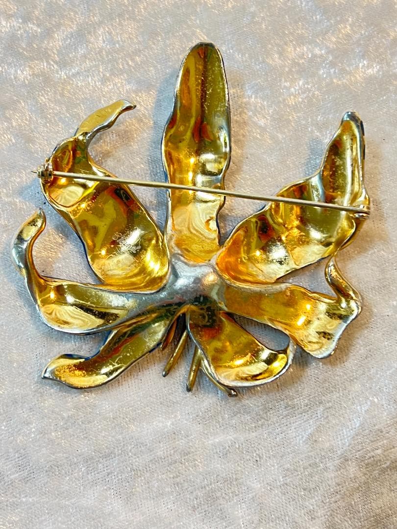 シャネル（Chanel）のランの花のブローチ　エナメル　刻印あり