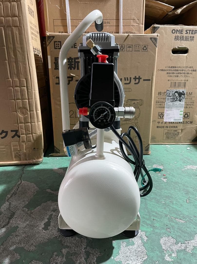 未使用中古美品 コンプレッサー 100v　静音　小型　オイルレス　12L