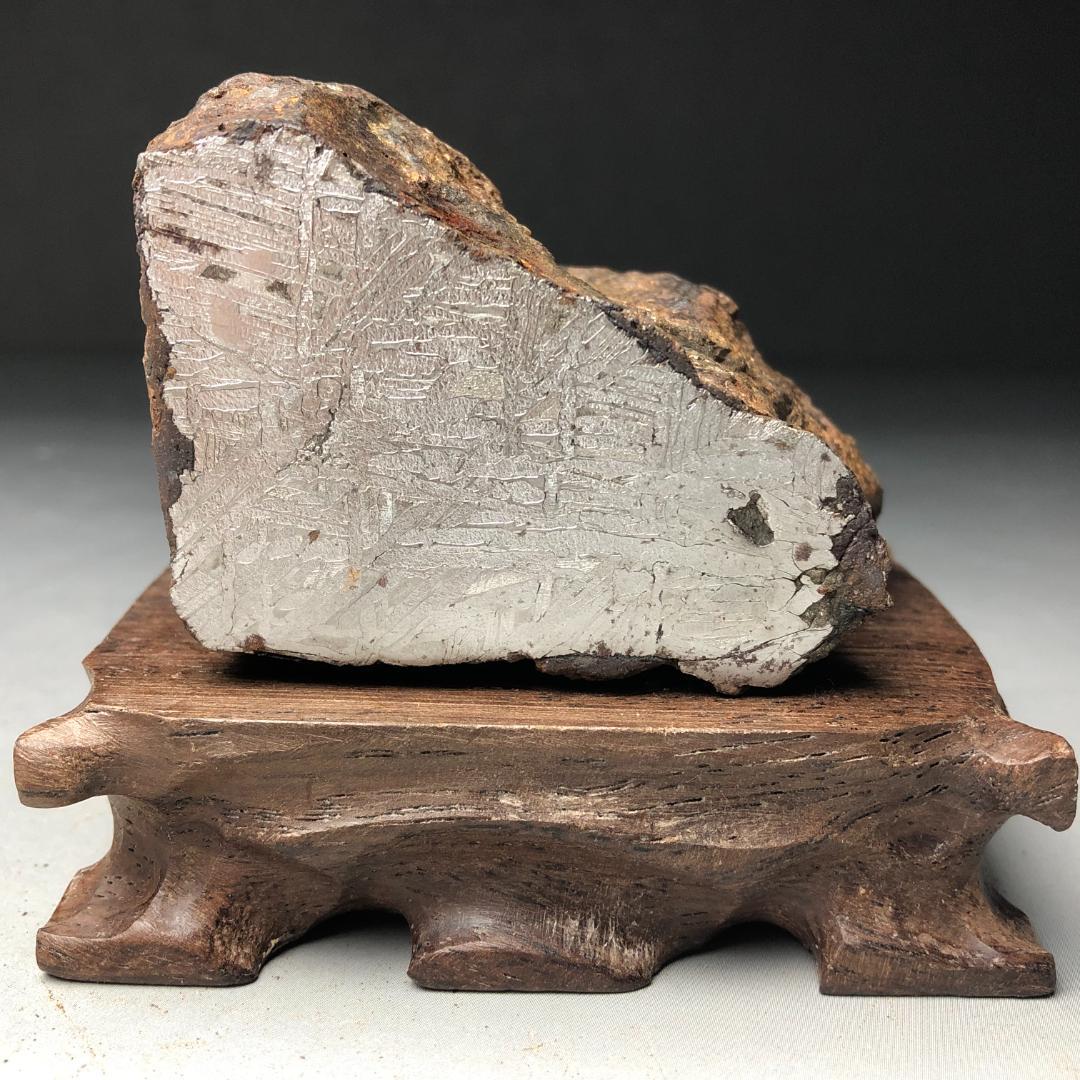 アルタイ隕石 鉄隕石　外皮付き隕石　ナチュラル　原石　重さ約695ｇ