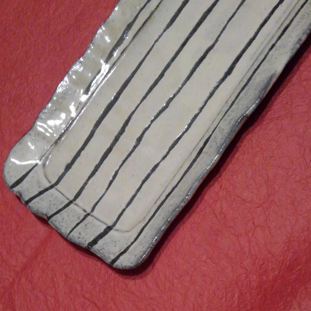 信楽焼　粉引線彫長々皿