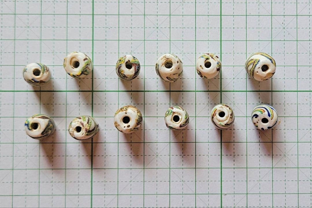 アフリカとんぼ玉　ヴィンテージ　レインボーリボン　一連(１２個)