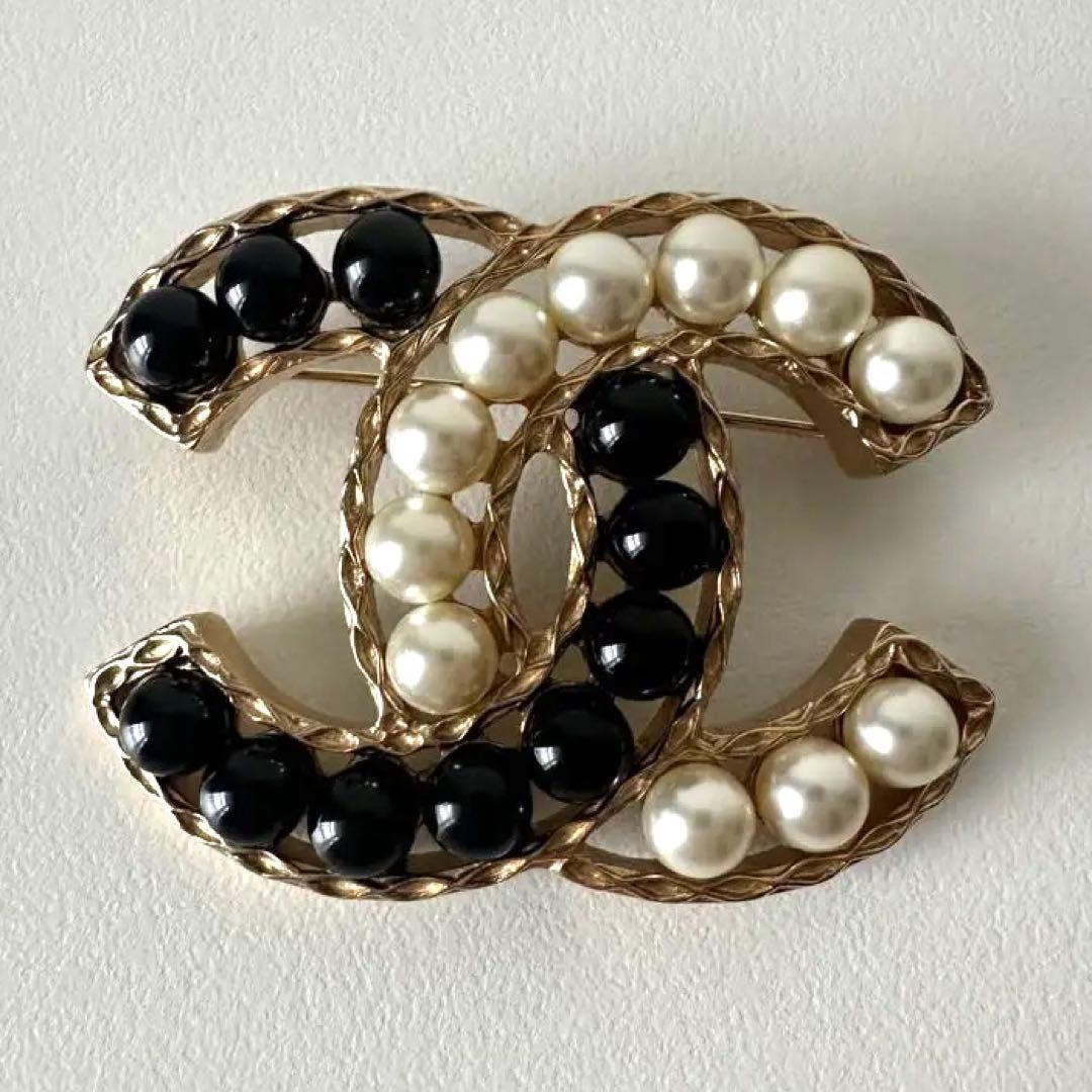CHANEL パールブローチ 黒・白