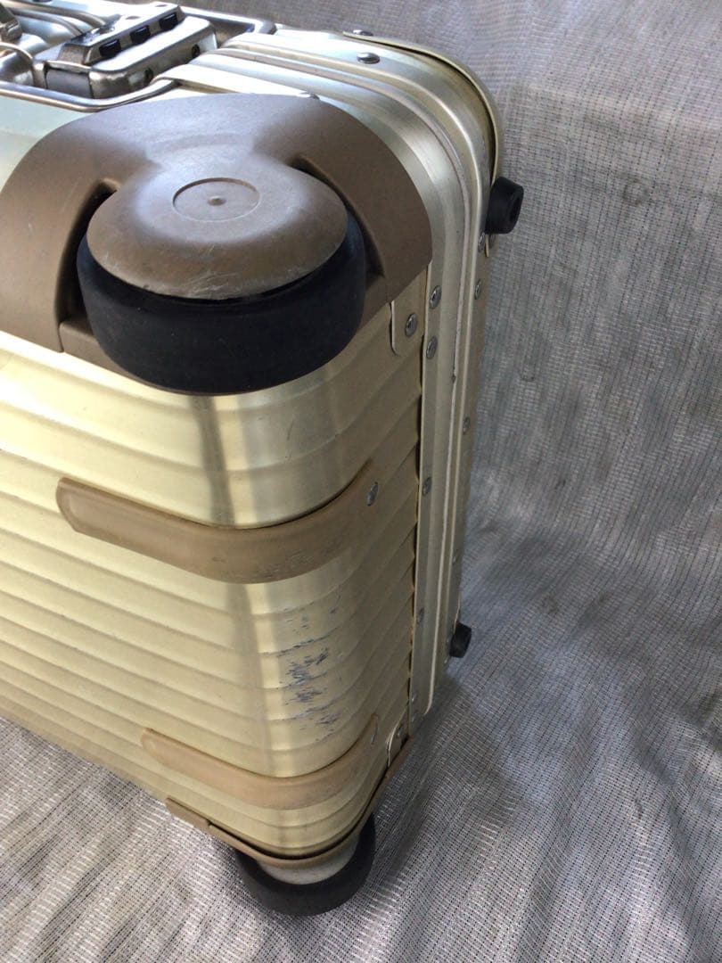 希少、廃盤リモワ　ゴールドトパーズ機内持込サイズ2輪の商品です。