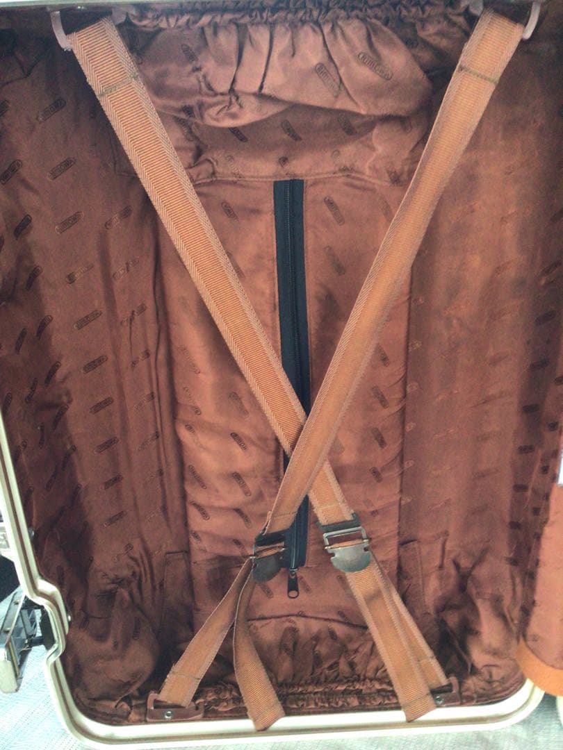 希少、廃盤リモワ　ゴールドトパーズ機内持込サイズ2輪の商品です。