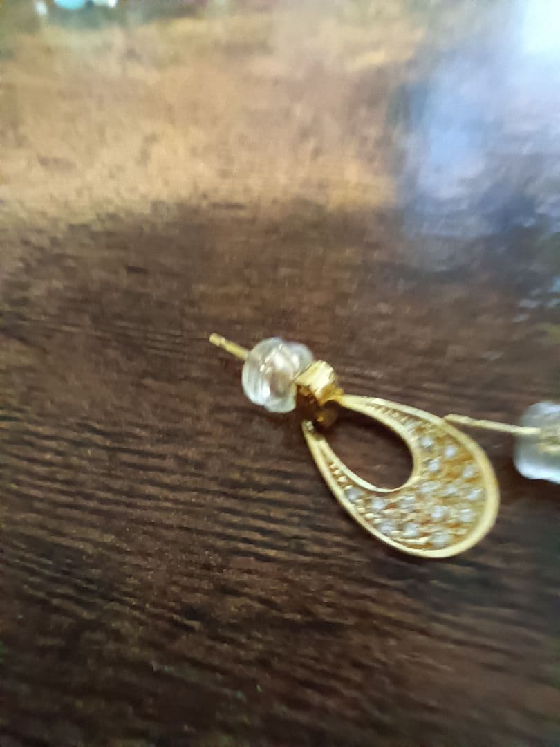 K18ゴールド ティアドロップ型ダイヤモンド装飾ピアス