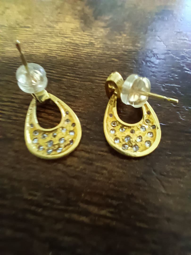 K18ゴールド ティアドロップ型ダイヤモンド装飾ピアス