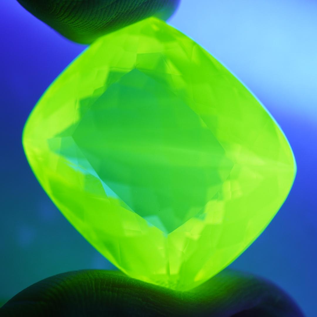 ウランガラス　大粒　ルース　チェコ製