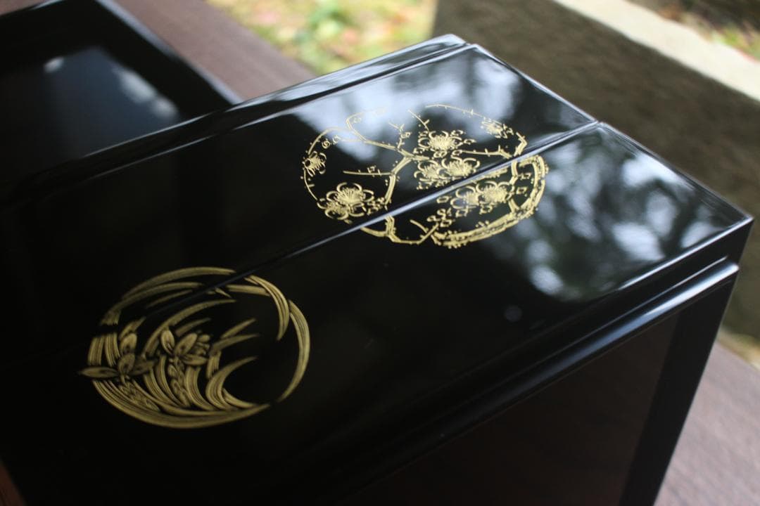 新品並！端正な内朱黒漆に極上四君子丸沈金の映える台付二段重（検輪島塗蒔重箱お重