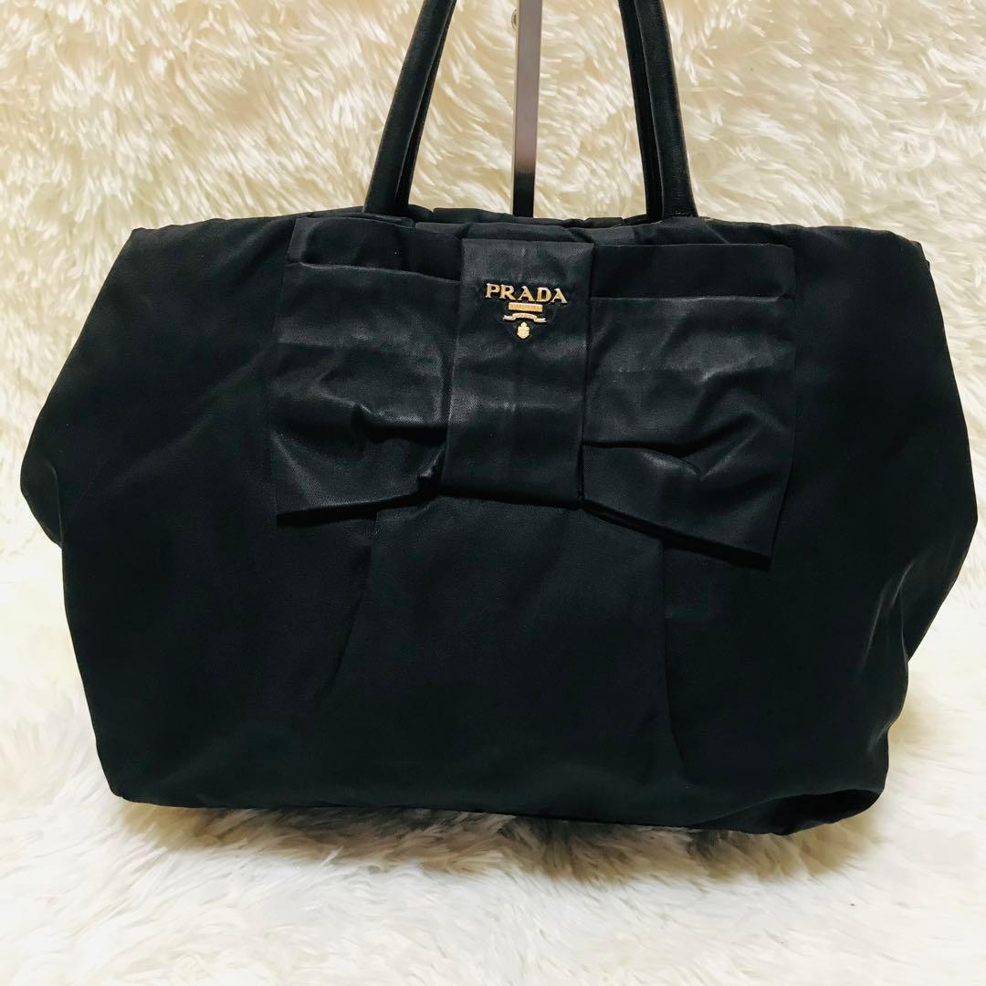 【美品】プラダ ハンドバッグ リボン ゴールドロゴ ナイロン 黒 ロゴプレート