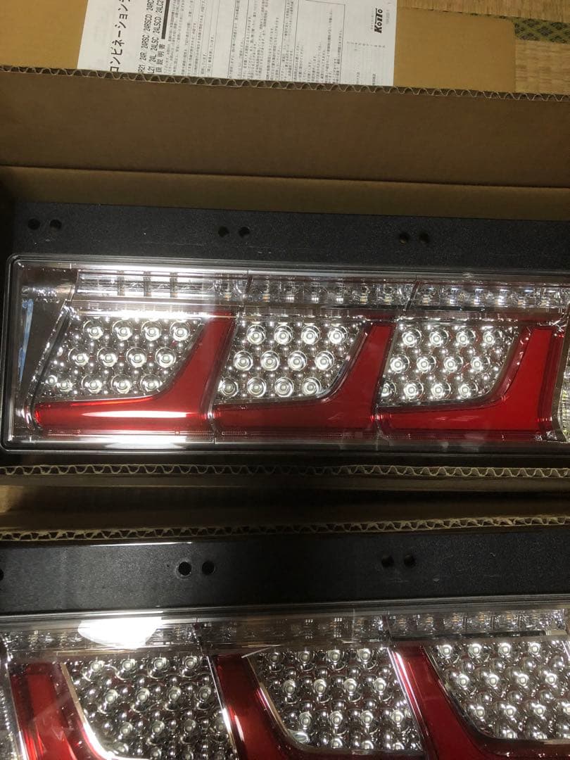 コイト新車外しLEDリアコンビネーションランプ 3連タイプ左右　テールランプ