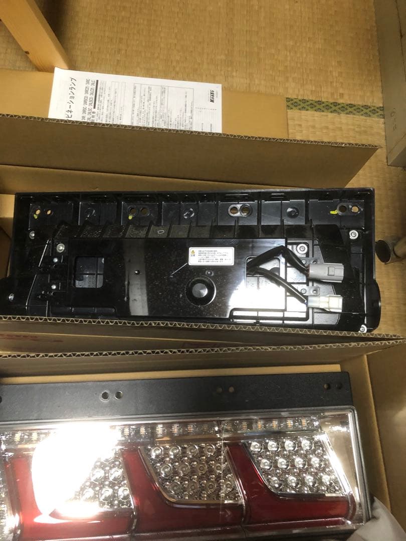 コイト新車外しLEDリアコンビネーションランプ 3連タイプ左右　テールランプ