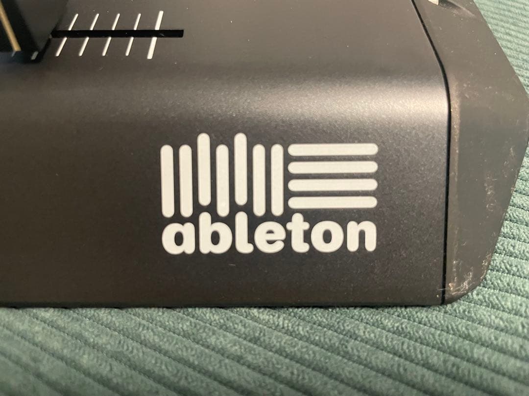 APC40 - AKAI Professional コントローラー