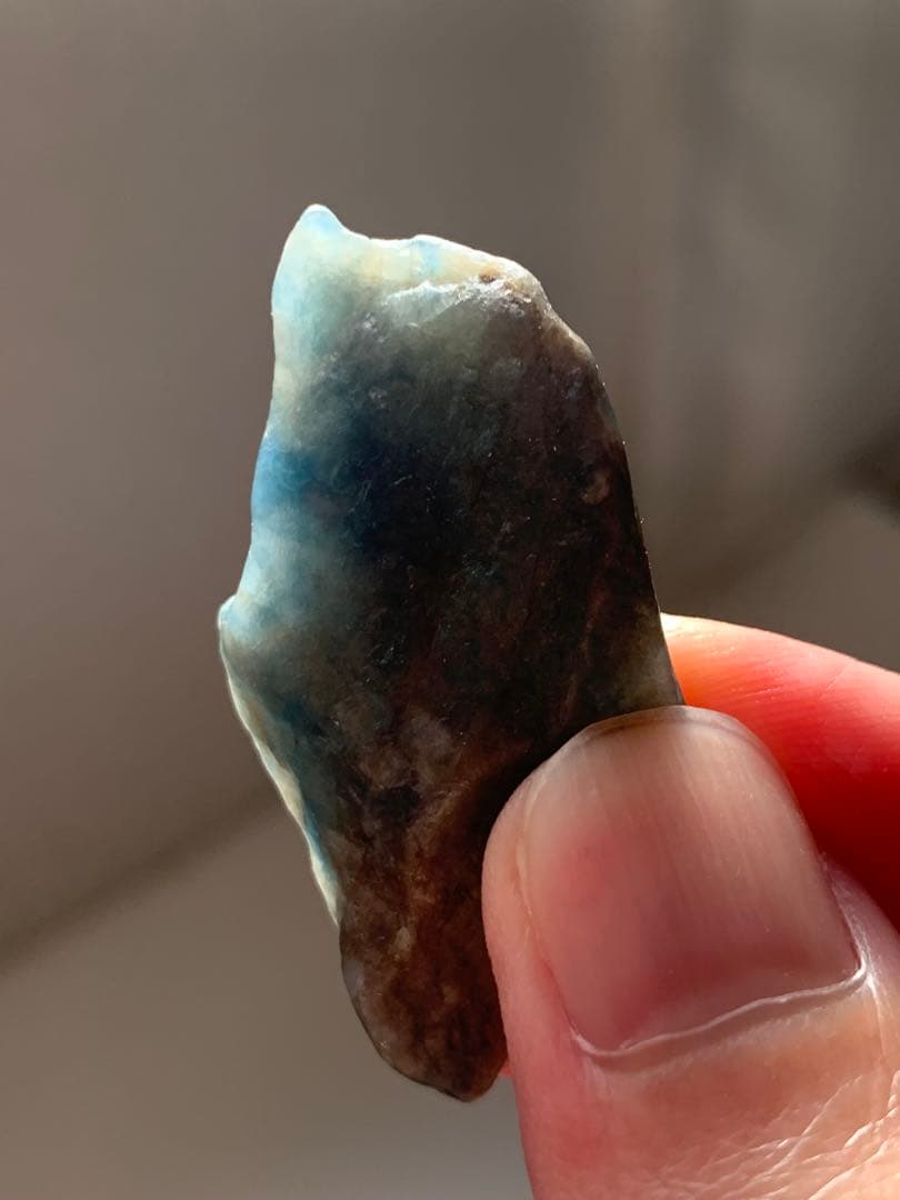 茄子紺　入りコン沢原石　糸魚川翡翠　青ひすい　ヒスイ　国産鉱物　水石　根付　勾玉