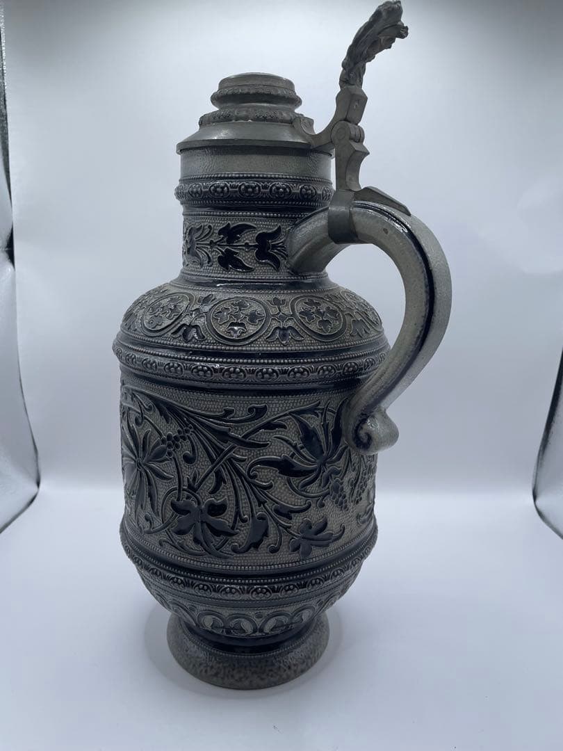 装飾的な金属製飲料容器