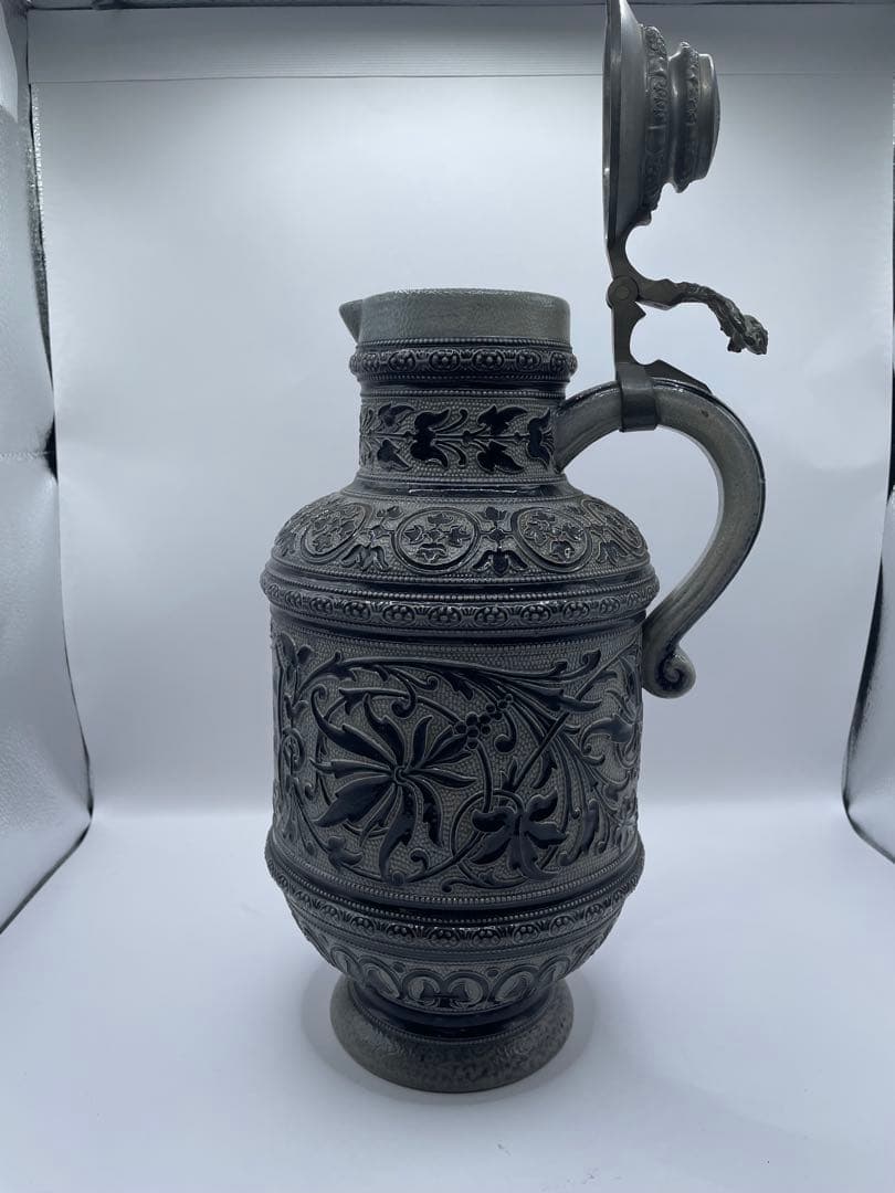 装飾的な金属製飲料容器