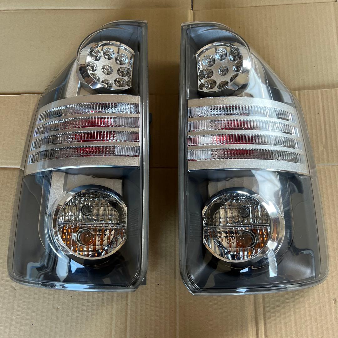 トヨタ ヴォクシーZRR70/ ZRR75 左右テールランプセット