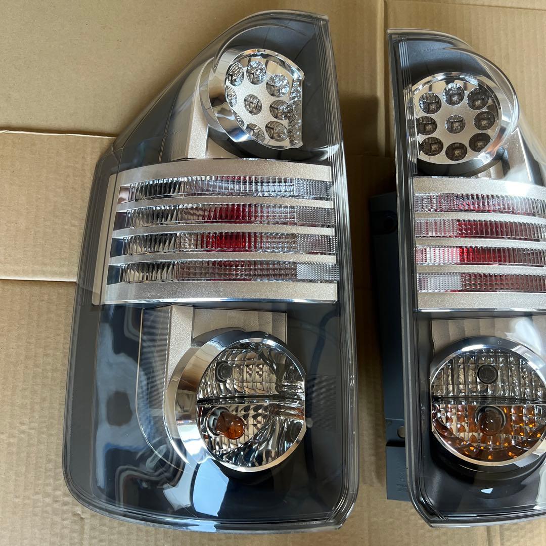 トヨタ ヴォクシーZRR70/ ZRR75 左右テールランプセット