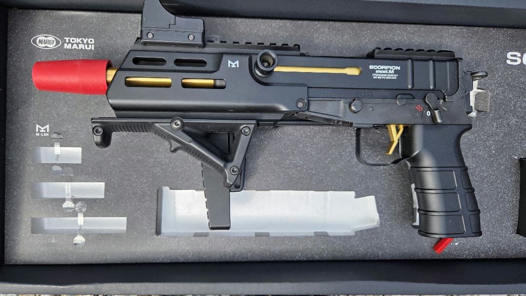 スコーピオン mod.M 電動ガン マガジン2つ ドットサイト、グリップ付き