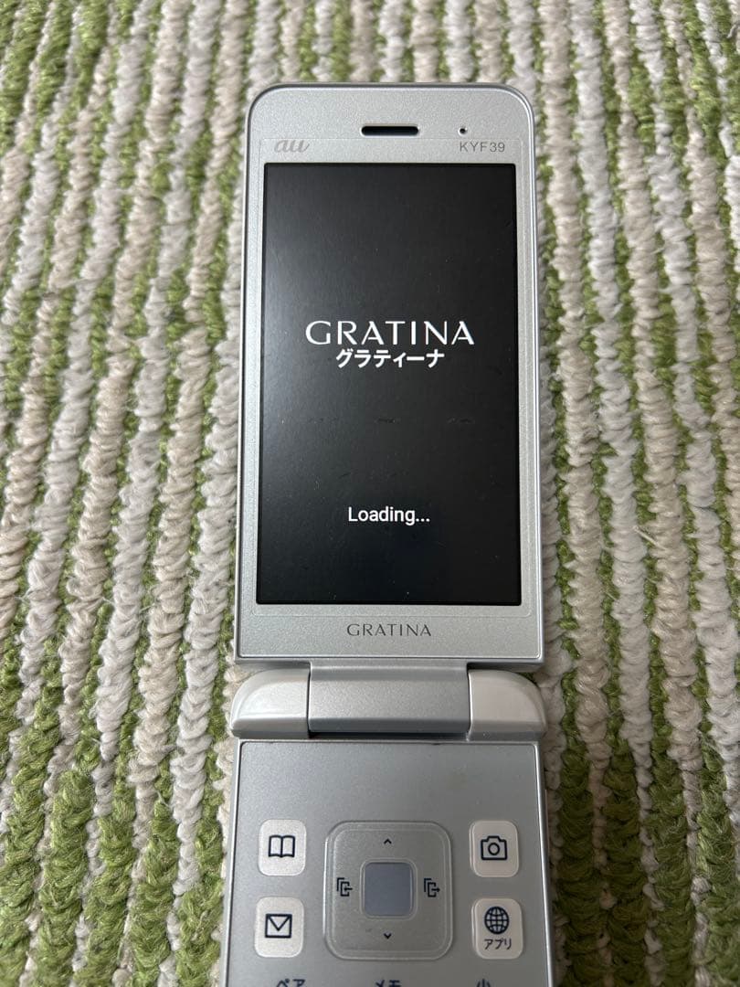 GRATINA KYF39 ホワイトシルバー折りたたみ式携帯電話 本体