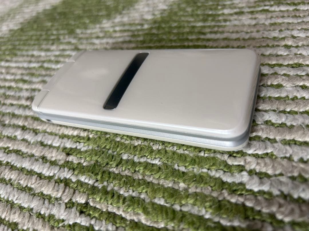 GRATINA KYF39 ホワイトシルバー折りたたみ式携帯電話 本体