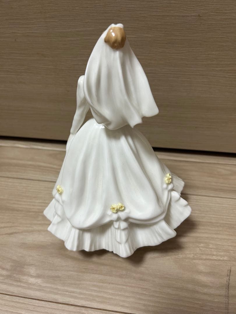期間限定値下げ！ロイヤルドルトン　ウェディングドール 陶器製 15cm
