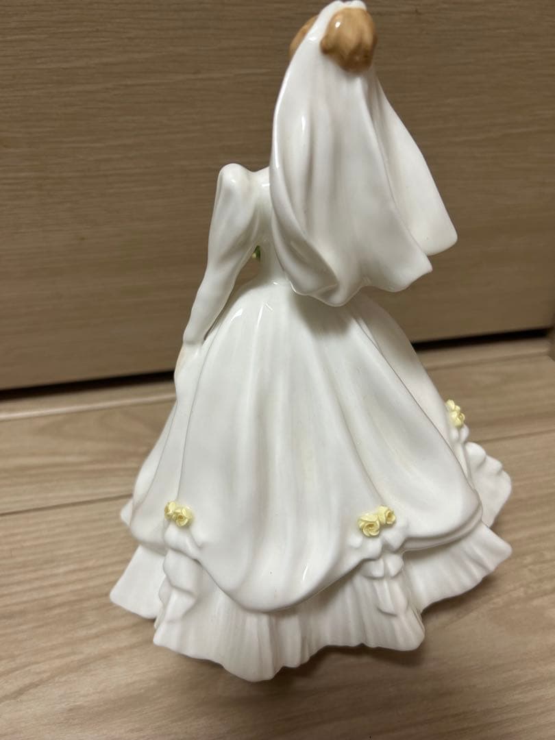 期間限定値下げ！ロイヤルドルトン　ウェディングドール 陶器製 15cm